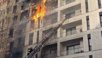 Tymi nuk ndalet! Çfarë ka mbetur pas zjarrit në pallatin te “Farmacia 10”, rreth 30 apartamente të dëmtuara