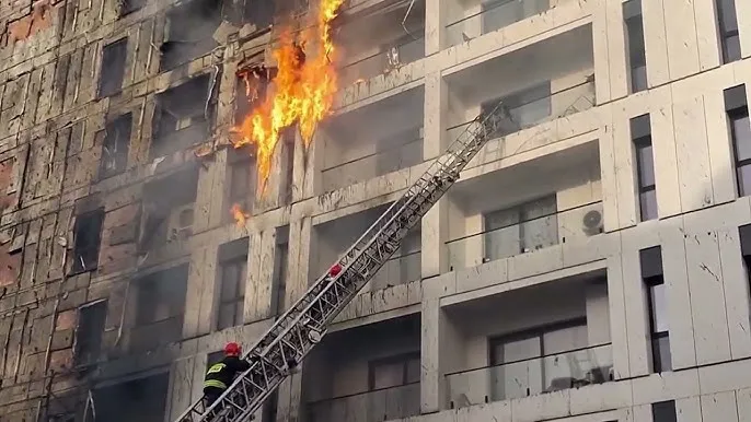 Tymi nuk ndalet! Çfarë ka mbetur pas zjarrit në pallatin te “Farmacia 10”, rreth 30 apartamente të dëmtuara