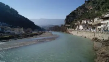 U largua nga banesa tre ditë më parë, 73-vjeçarja gjendet e pajetë në lumin Osum