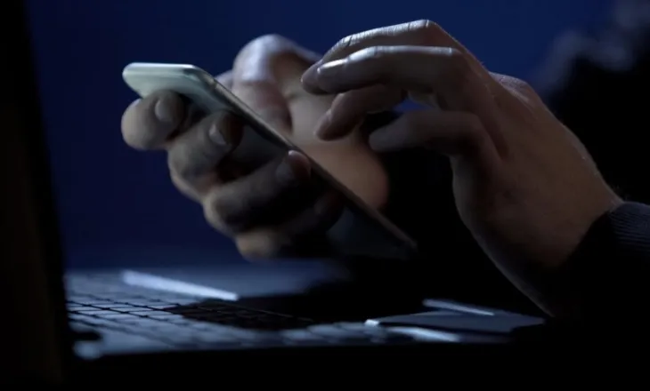 U paraqitën si agjentë burse dhe e bindën të investonte, si u mashtrua 63-vjeçari dhe humbi 197 mijë euro