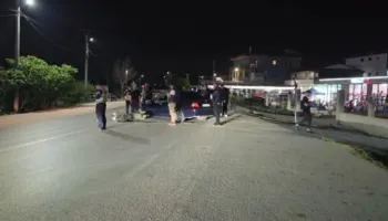 U përplas me një makinë në Berat, plagoset rëndë drejtuesi i motorit