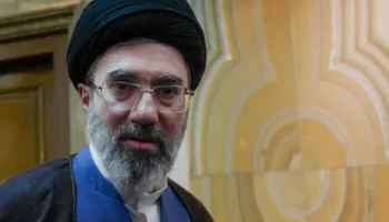 U plagos në sulmin ajror që i vrau të atin, dyshohet Mojtaba Khamenei është shpërfytyruar