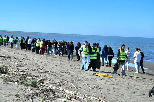 Urdhri i Prefektit të Tiranës/ Nis aksioni i pastrimit të plazheve në prag të sezonit turistik