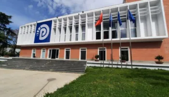 Vendimi për zgjedhjet u publikua një ditë para mbarimit të afatit, sot ‘tik-tak’-u i fundit në garën për kreun e PD, Berisha kandidat i vetëm