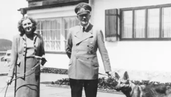Vetëvrasja e Hitlerit me gruan Eva Braun dhe qentë e tyre, ditët e fundit në bunkerin nëntokësor dhe testamenti i tij