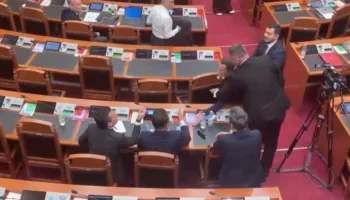 VIDEO/ Braçe ‘përplaset’ me Shehajn në Kuvend: Hajdut i vogël, je i vogël në gjithçka!