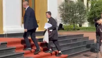 VIDEO / Interpelanca me ministrin e Bujqësisë, Braçe me qese me perime në Kuvend