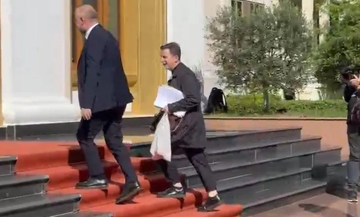 VIDEO / Interpelanca me ministrin e Bujqësisë, Braçe me qese me perime në Kuvend