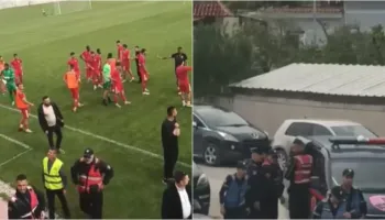 VIDEO/ Kaos në futbollin shqiptar! Bruno Telushi përplaset me policinë, arrestohet gjatë dhunës në ndeshje