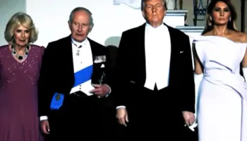 Video/ Momenti i sikletshëm në darkën me Mbretin Charles, Melania i heq dorën Trump gjatë fotos me monarkun britanik