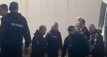 VIDEO / Nis përballja Veliaj-Dado tek Administrativja, 7 forca speciale për të shoqëruar 7 metra kryebashkiakun