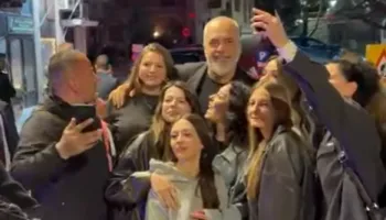 VIDEO / Rama ndan pamjet nga takimi me shqiptarët në Greqisë: Rrethim i befasishëm!