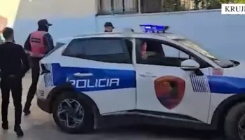 VIDEO/ Vrau fqinjin në Nikël, ja momenti kur autori shoqërohet në polici me pranga