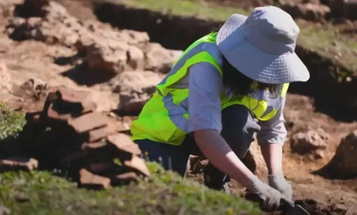 Vijojnë gërmimet në “Kodrën e Pusit” në Lushnje, dalin themelet e ndërtesës së kohës së Antikitetit