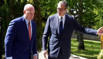 Vuçiç i shtrin dorën e bashkëpunimit ambasadorit amerikan në NATO