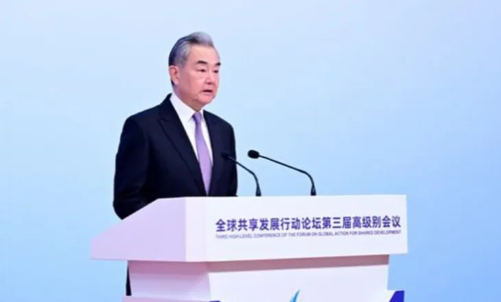 Wang Yi: Kina e gatshme të punojë me të gjitha palët