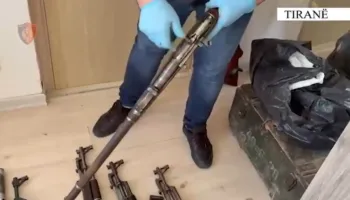 Zbulohet bazë armatimi në Tiranë, arrestohet 66-vjeçarja