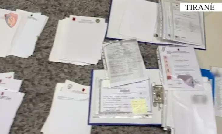 Zbulohet bazë falsifikimi diplomash gjimnazi dhe universiteti në Tiranë, arrestohet 51-vjeçari