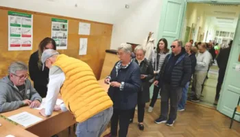 Zgjedhjet parlamentare në Hungari/ Qytetarët presin në radhë, dalin masivisht në votime! Pjesëmarrje rekord