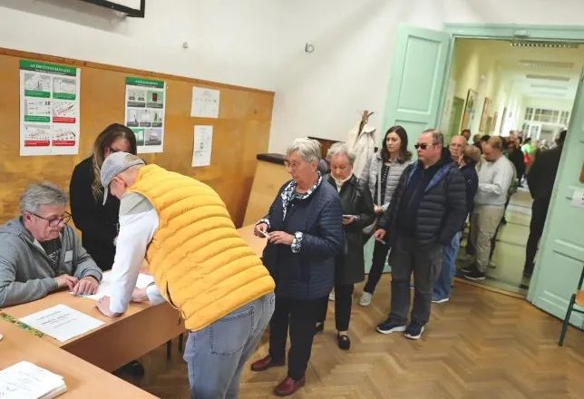 Zgjedhjet parlamentare në Hungari/ Qytetarët presin në radhë, dalin masivisht në votime! Pjesëmarrje rekord