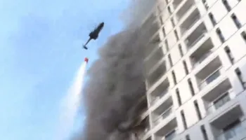 Zjarr i madh në Tiranë, helikopteri në ndihmë të zjarrfikësve