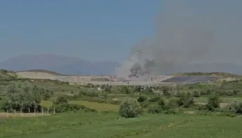 Zjarr në landfillin e Bushatit, 5 zjarrfikëse po punojnë për shuarjen e flakëve