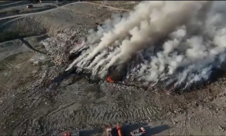Zjarri në Bushat ende aktiv, retë  e tymit kërcënojnë shëndetin e qytetarëve