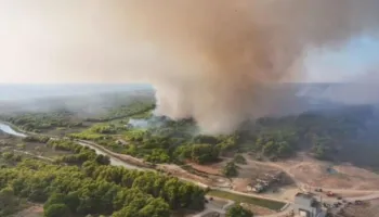 Zjarri në Landfillin e Bushatit vijon të mbahet nën kontroll, por a ka rrezik për banesat përreth?
