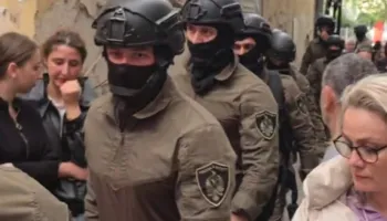 Zjarri në pallat rrezikon jetët e njerëzve, forcat RENEA i bashkohen aksionit për evakuimin e banorëve