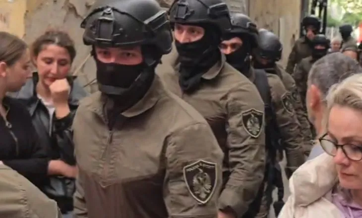 Zjarri në pallat rrezikon jetët e njerëzve, forcat RENEA i bashkohen aksionit për evakuimin e banorëve