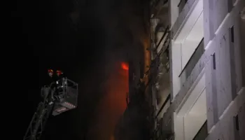 Zjarri në pallatin pranë QSUT, MIA: Flakët janë vënë në kontroll, por nuk janë shuar plotësisht, po kontrollohet çdo apartament