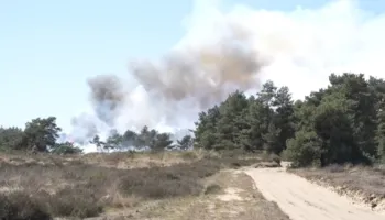 Zjarri pranë një baze ushtarake në Holandë detyron evakuimin e aeroportit Kempen, thatësira rrit rrezikun e përhapjes së flakëve