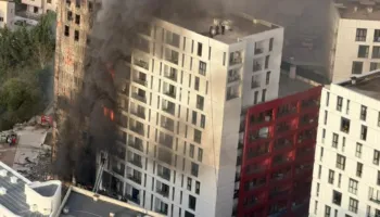 Zjarri që “përpiu” pallatin dyshohet se nisi nga marketi në katin e parë