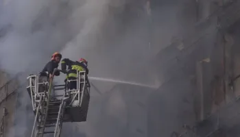 Zjarri shkrumboi mbi 30 apartamente në Tiranë, katër të arrestuar. Në kërkim ndërtuesi