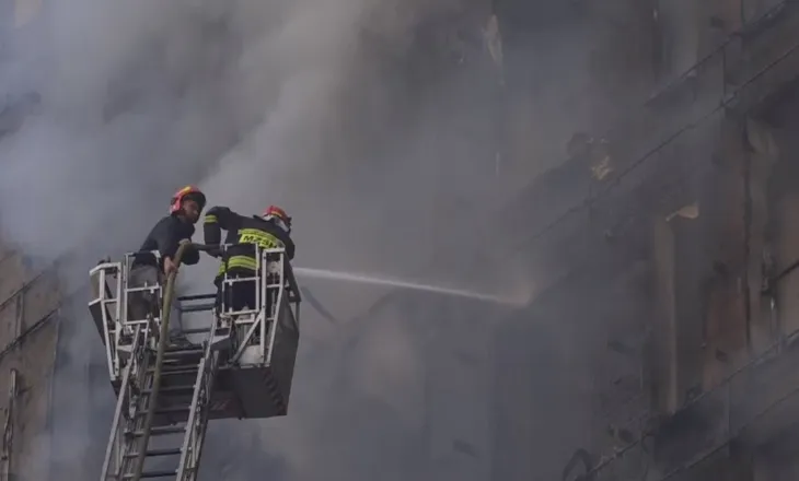 Zjarri shkrumboi mbi 30 apartamente në Tiranë, katër të arrestuar. Në kërkim ndërtuesi
