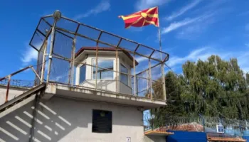 25-vjeçarja maqedonase shkon të takojë bashkëshortin në burgun e Idrizovës, kontrolli zbulon dhjetëra vezë të…