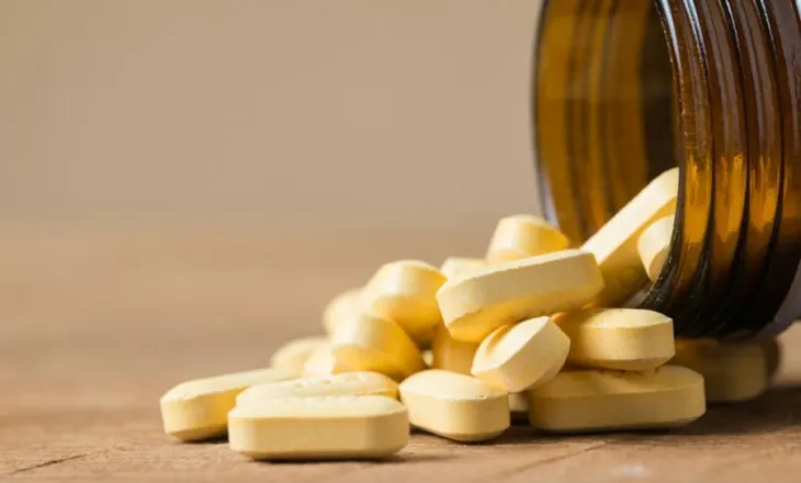 3 vitaminat që ekspertët rekomandojnë të mos i merrni me stomak bosh