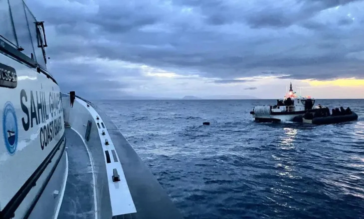 34 emigrantë të paligjshëm shpëtohen nga një varkë që po fundosej në Izmir