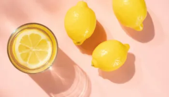 5 përfitime për shëndetin nga pirja e ujit me limon