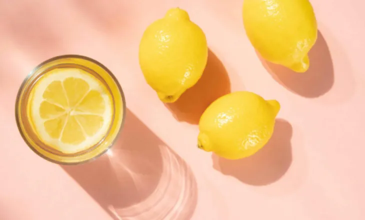 5 përfitime për shëndetin nga pirja e ujit me limon