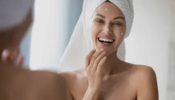 7 gabime që bëhen me kremin e diellit që dermatologët thonë se duhet të shmangen