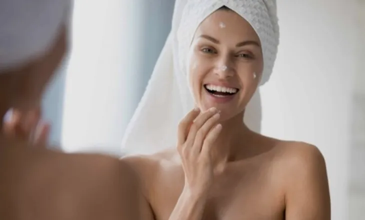 7 gabime që bëhen me kremin e diellit që dermatologët thonë se duhet të shmangen
