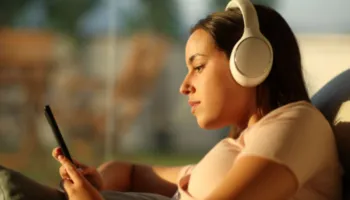 A është dëgjimi i një libri audio po aq i mirë sa leximi për trurin