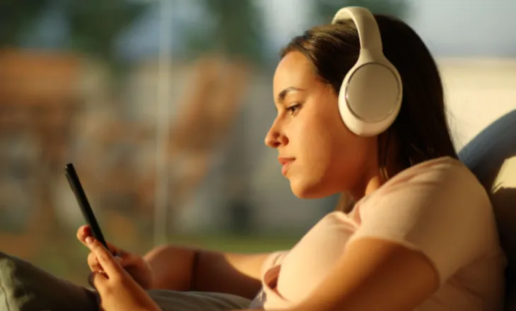 A është dëgjimi i një libri audio po aq i mirë sa leximi për trurin
