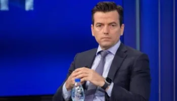 Agron Shehaj, ose xhuxhmaxhuxhi politik që shpërndan urrejtje përditë