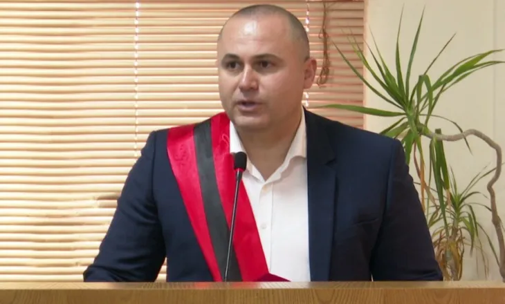 “Ai ka shtruar tela, proces qesharak”/ Mbahet seanca në GJKKO ndaj kreut të Bashkisë Vau i Dejës