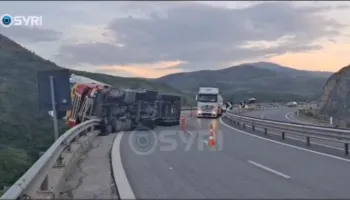 Aksident i frikshëm në Rrugën e Kombit, kamioni merr përpara trafikndarësen, shpëton shoferi