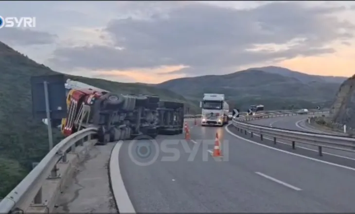 Aksident i frikshëm në Rrugën e Kombit, kamioni merr përpara trafikndarësen, shpëton shoferi