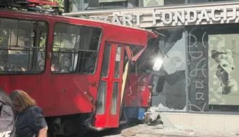 Aksident i rëndë në Beograd, tramvaji del nga shinat dhe përplaset me ndërtesën! Plagosen 13 persona