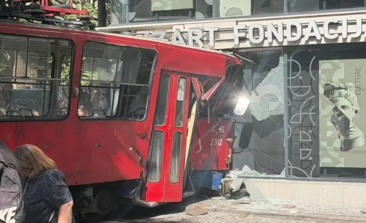 Aksident i rëndë në Beograd, tramvaji del nga shinat dhe përplaset me ndërtesën! Plagosen 13 persona